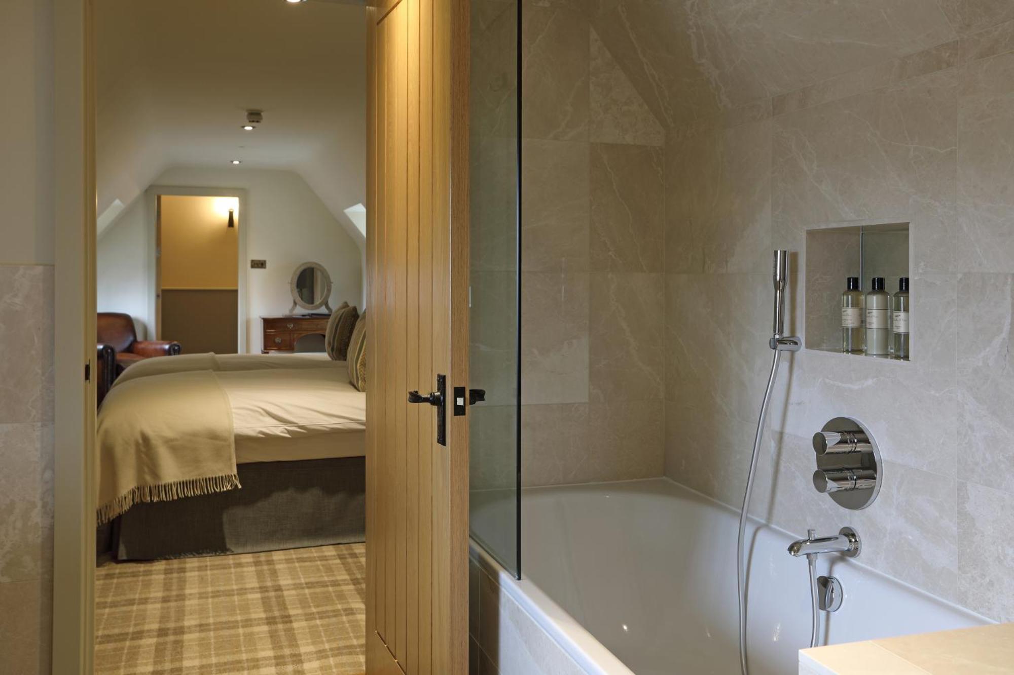 The Harcourt Arms Hotel Stanton Harcourt Bilik gambar A bathroom in a hotel