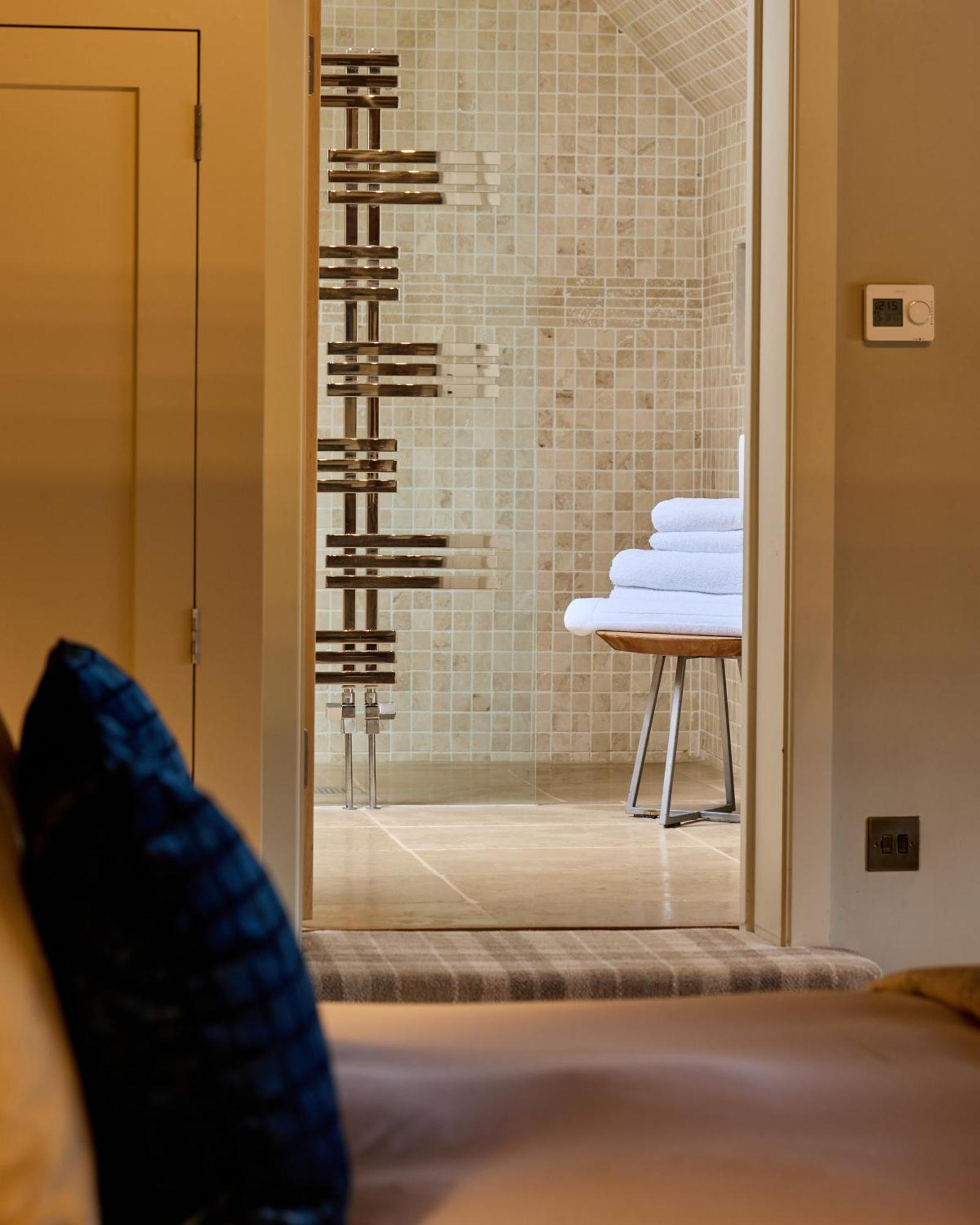 The Harcourt Arms Hotel Stanton Harcourt Luaran gambar A wet room at The River Lee Hotel, Hertfordshire, England