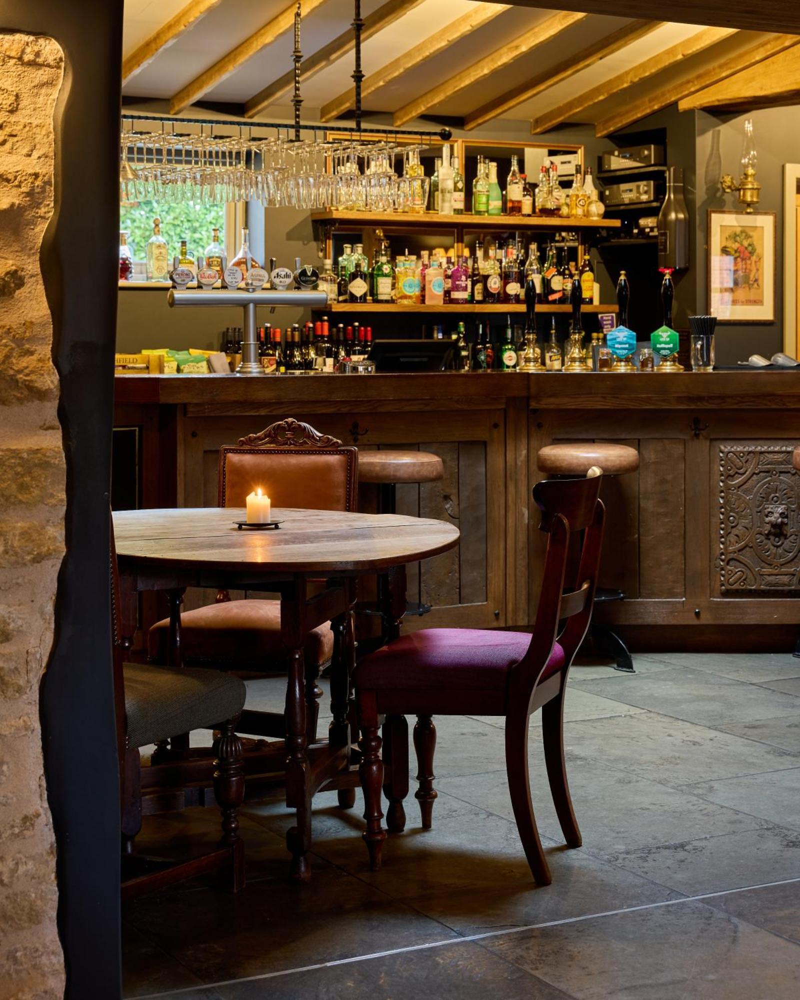The Harcourt Arms Hotel Stanton Harcourt Luaran gambar The bar at the Old Inn